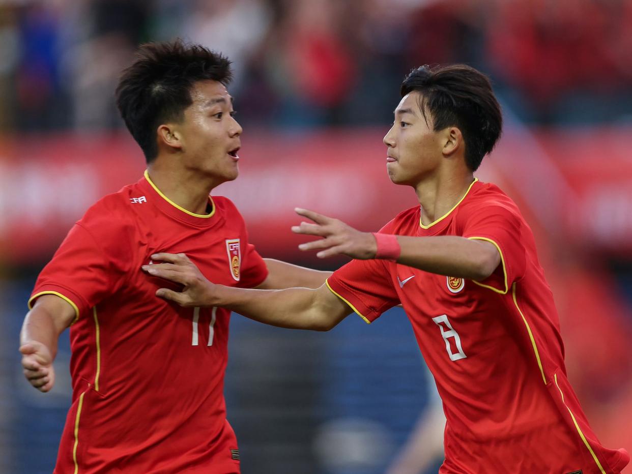 国家队球员团结协作，取得关键胜利