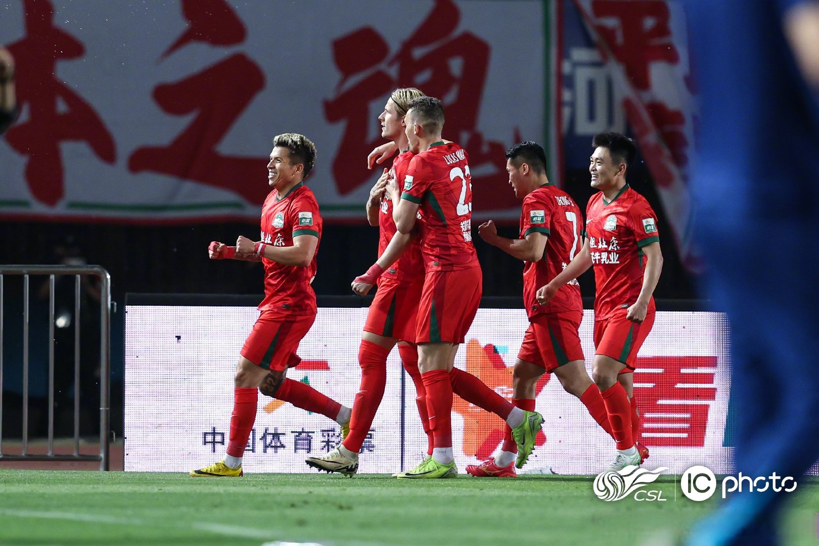 国内足球俱乐部在国际大赛中闪耀登场