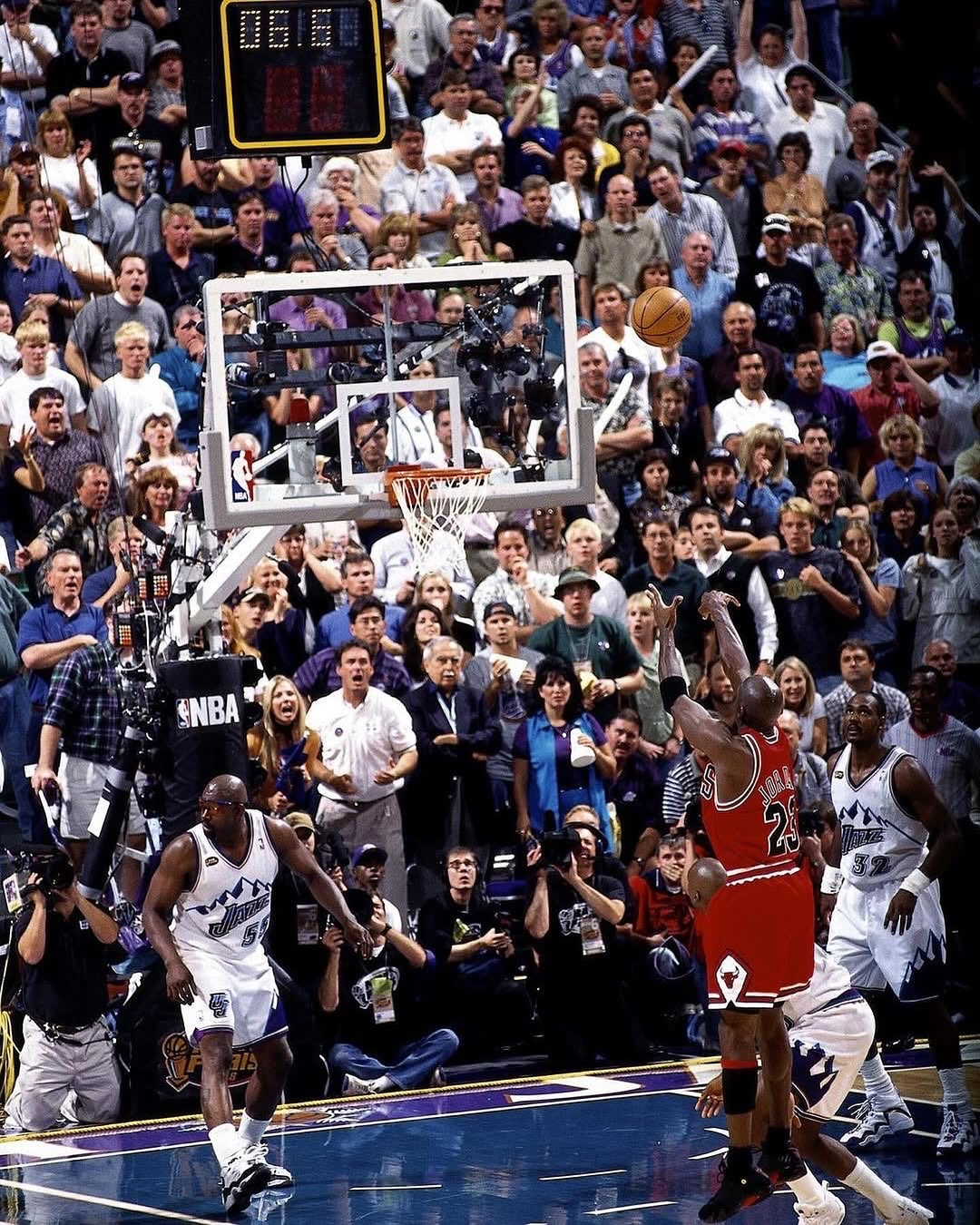 包含公牛客场擒活塞，拉文高效砍下全队最高得分的词条