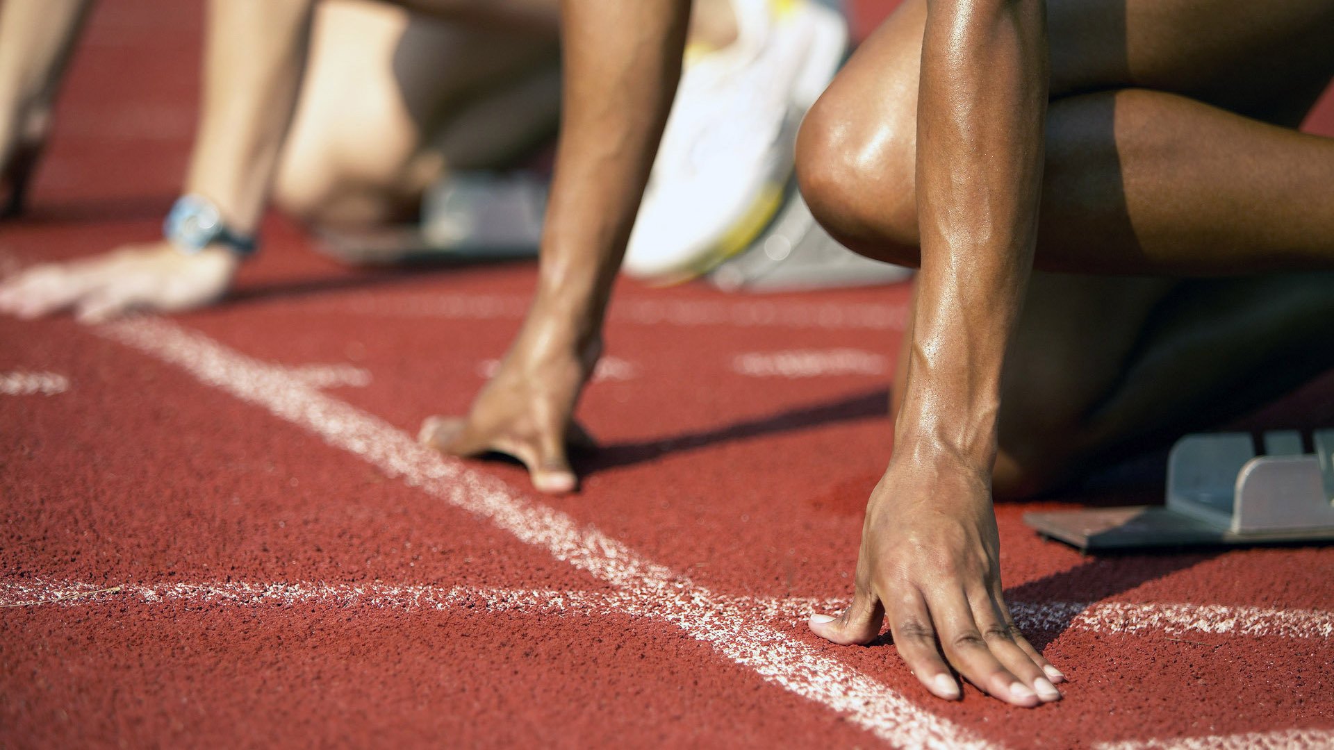 赛道与绿茵的共振，当F1引擎轰鸣遇见京多安的关键节点